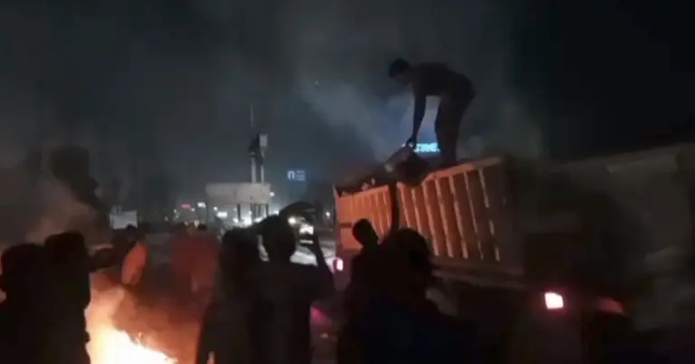 আগুন লাগা ট্রাকের ছবি